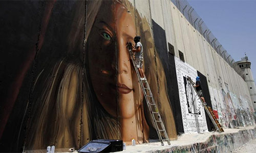 pintar un grafiti con el rostro de Ahed Tamimi La Policía de la ocupación israelí expulsa a dos grafiteros italianos